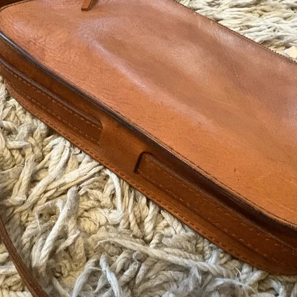 $98 Madewell The Simple Crossbody Bag Tan Leather Crossbody Bag - Picture 7 of 8